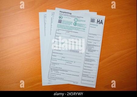 Hamburg, Deutschland. 27. September 2022. Eine Hartz IV Anwendung liegt auf einem Tisch. Quelle: Jonas Walzberg/dpa/Alamy Live News Stockfoto