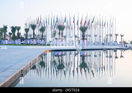 Die Flag Plaza zeigt 119 Flaggen aus Ländern mit autorisierten diplomatischen Vertretungen Stockfoto