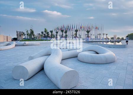 Die Flag Plaza zeigt 119 Flaggen aus Ländern mit autorisierten diplomatischen Vertretungen Stockfoto