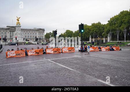 Aktivisten von Just Stop Oil während eines Protestes in der Mall, in der Nähe des Buckingham Palace, London. Aktivisten blockieren seit Anfang Oktober Straßen im Zentrum von London, als Teil ihrer Kampagne, zukünftige Gas- und Ölprojekte zu stoppen. Bilddatum: Montag, 10. Oktober 2022. Stockfoto