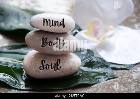 Geist-, Körper- und Seelenworte auf Zen-Steinen mit Platz für Text. Zen-Konzept. Stockfoto