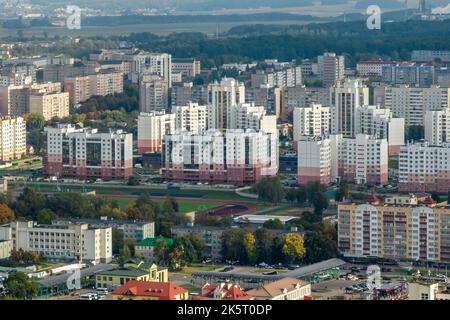 Luftpanorama des Wohngebiets von Hochhäusern Stockfoto