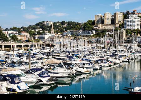 Boote, die in der Marina von Princess Pier, Torquay, Devon, England, Großbritannien, Großbritannien. Bekannt als die englische Riviera Stockfoto