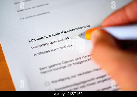 Hamburg, Deutschland. 27. September 2022. Eine Person füllt einen Antrag auf Kündigung der Kfz-Versicherung aus. Quelle: Jonas Walzberg/dpa/Alamy Live News Stockfoto