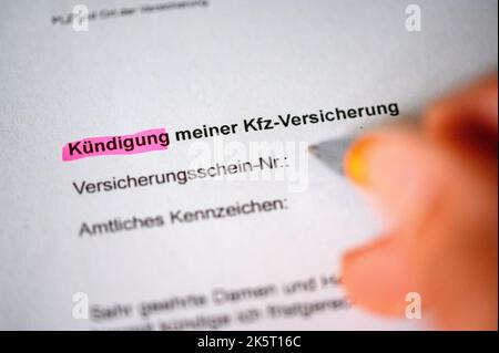 Hamburg, Deutschland. 27. September 2022. Eine Person füllt einen Antrag auf Kündigung der Kfz-Versicherung aus. Quelle: Jonas Walzberg/dpa/Alamy Live News Stockfoto