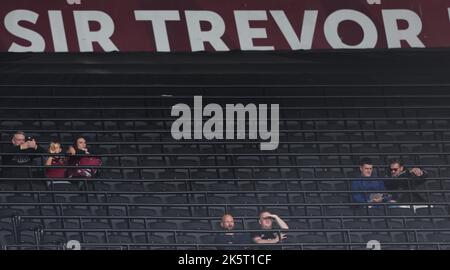 Vor dem Premier-League-Spiel zwischen West Ham United und Fulham im Londoner Stadion kommen ein paar Fans früh im Sir Trevor Brooking-Stand an. 9. Okt 2022 Stockfoto