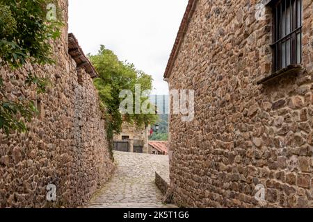 Straße und typische Gebäude der Stadt Barcena Mayor, in kantabrien, im Norden von spanien Stockfoto