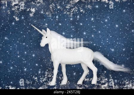 Magische Einhorn Ornament mythische Weihnachtsbaum Kugel Dekoration auf grunge blauen Hintergrund. Festliches abstraktes Fantasy-Konzept für Winter & Weihnachten. Stockfoto