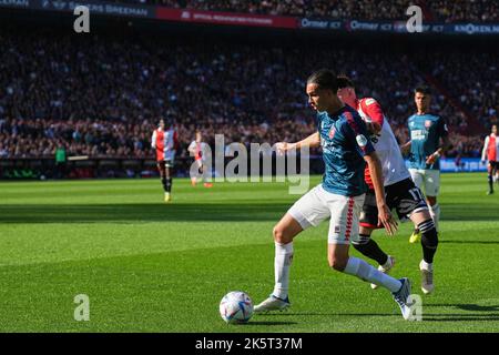 Rotterdam - Ramiz Larbi Zerrouki vom FC Twente, Sebastian Szymanski von Feyenoord während des Spiels zwischen Feyenoord und FC Twente im Stadion Feijenoord De Kuip am 9. Oktober 2022 in Rotterdam, Niederlande. (Box-to-Box-Bilder/Yannick Verhoeven) Stockfoto