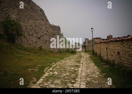 Außenansicht, ruiniert Xhamia e Kuqe aka Rote Moschee in Berat Festung in Berat, Albanien Stockfoto