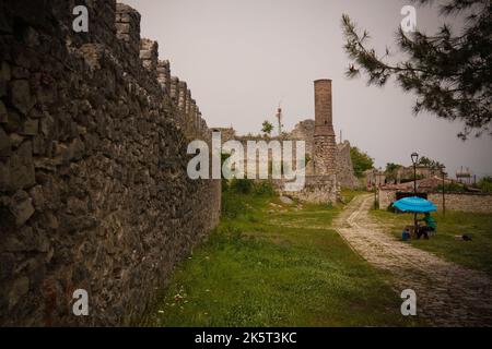 Außenansicht, ruiniert Xhamia e Kuqe aka Rote Moschee in Berat Festung in Berat, Albanien Stockfoto