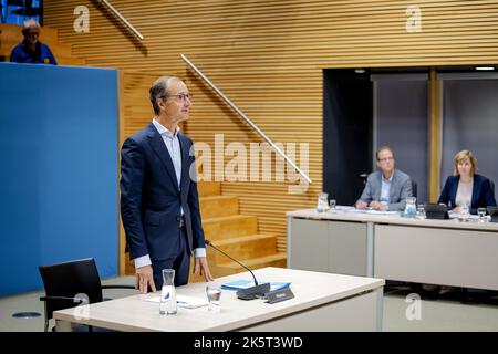 2022-10-10 10:02:19 DEN HAAG - Eric Wiebes, ehemaliger Minister für Wirtschaft und Klima (2017-2021), während einer öffentlichen Anhörung des parlamentarischen Untersuchungsausschusses für die Erdgasförderung in Groningen. ANP ROBIN VAN LONKHUIJSEN niederlande Out - belgien Out Stockfoto