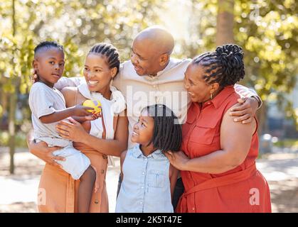 Portrait eine glückliche afroamerikanische fünfköpfige Familie verbringt im Sommer eine schöne Zeit im Park. Großeltern, Mutter und Kinder verbinden sich Stockfoto