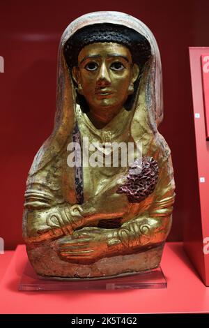 Madrid, Spanien. 09. Oktober 2022. Das Zeichen einer Aphrodite-Frau, das während der Ausstellung „Mumien von Ägypten“ gezeigt wurde. Sechs Leben wiederentdecken“ im CaixaForum in Madrid. Der Kulturraum CaixaForum Madrid beherbergt bis zum 26. Oktober diese Ausstellung, die aus einer Leihgabe des British Museum in London besteht, mit der sie die Idee der Mumifizierung untersucht und das Zeugnis von sechs Menschen analysiert, die zwischen 900 und 150 v. Chr. im alten Ägypten lebten. Kredit: SOPA Images Limited/Alamy Live Nachrichten Stockfoto