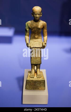 Madrid, Spanien. 09. Oktober 2022. Imhotep Statue während der Ausstellung "Mumien von Ägypten. Sechs Leben wiederentdecken“ im CaixaForum in Madrid. Der Kulturraum CaixaForum Madrid beherbergt bis zum 26. Oktober diese Ausstellung, die aus einer Leihgabe des British Museum in London besteht, mit der sie die Idee der Mumifizierung untersucht und das Zeugnis von sechs Menschen analysiert, die zwischen 900 und 150 v. Chr. im alten Ägypten lebten. Kredit: SOPA Images Limited/Alamy Live Nachrichten Stockfoto