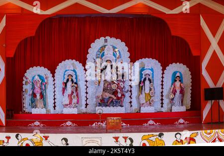 B-Block,Chittaranjan Park Durga Puja Samity,Neu-Delhi , Indien Dt-1 Oct 2022. Ein Blick auf Durga Idiol in Puja Pandal Stockfoto