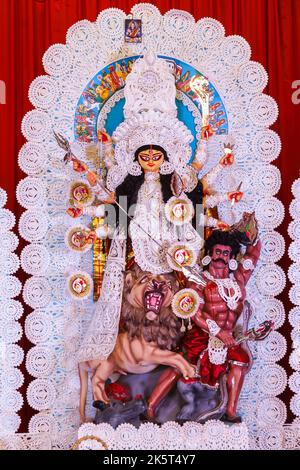 B-Block,Chittaranjan Park Durga Puja Samity,Neu-Delhi , Indien Dt-1 Oct 2022. Ein Blick auf Durga Idiol in Puja Pandal Stockfoto