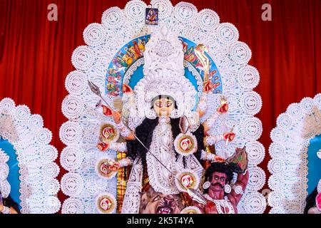 B-Block,Chittaranjan Park Durga Puja Samity,Neu-Delhi , Indien Dt-1 Oct 2022. Ein Blick auf Durga Idiol in Puja Pandal Stockfoto