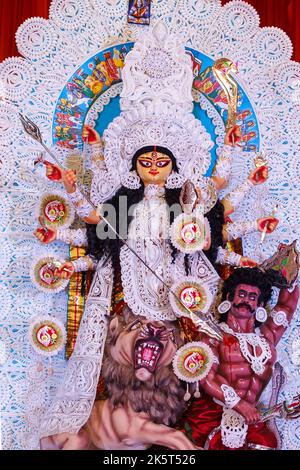 B-Block,Chittaranjan Park Durga Puja Samity,Neu-Delhi , Indien Dt-1 Oct 2022. Ein Blick auf Durga Idiol in Puja Pandal Stockfoto