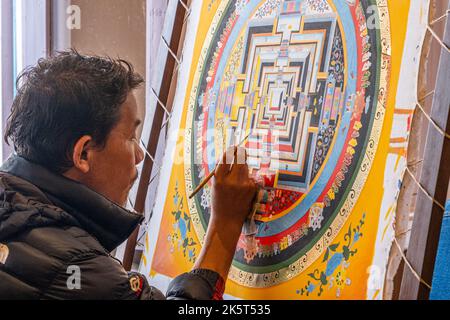 Künstler malt Kalachakra Mandala Thangk in Kathmandu Nepal Stockfoto