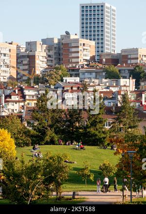 Stadtszene mit Menschen im Südpark mit Blick auf Wohngebäude auf einem Hügel in der Innenstadt von Sofia, Bulgarien, Osteuropa, Balkan, EU Stockfoto