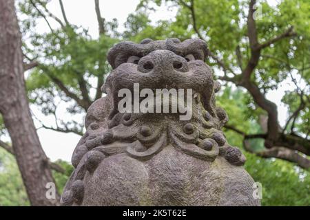 Komainu oder Löwenhund, Statue am Nezu-Schrein, Ueno, Tokio, Japan. Komainu sind die Hüter der shinto-Schreine und manchmal Tempel, in der Regel paarweise, Stockfoto