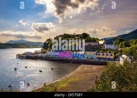 Bunte Häuser von Portree Harbour auf der Isle of Skye in Schottland, Großbritannien Stockfoto