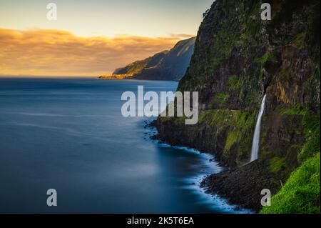 Sonnenuntergang an einem Wasserfall in der Nähe des Dorfes Seixal auf den Madeira-Inseln, Portugal Stockfoto