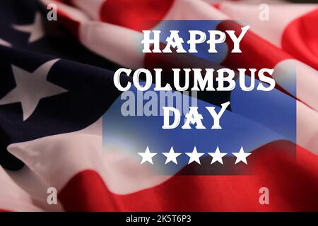 Die Inschrift Happy Columbus Day auf dem Hintergrund der US-Flagge. Columbus Day 2022 Konzept. Stockfoto