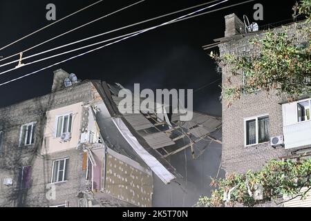 Saporischschschja, Ukraine. 10. Oktober 2022. ZAPORIZHZHIA, UKRAINE - 10. OKTOBER 2022 - Ein Wohngebäude, das infolge eines russischen Raketenanschlags zerstört wurde, Zaporizhzhia, Südost-Ukraine Kredit: Ukrinform/Alamy Live News Stockfoto