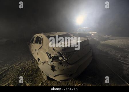 Saporischschschja, Ukraine. 10. Oktober 2022. SAPORISCHSCHSCHJA, UKRAINE - 10. OKTOBER 2022 - Autos wurden durch einen russischen Raketenangriff auf Saporischschschja im Südosten der Ukraine zerstört. Kredit: Ukrinform/Alamy Live Nachrichten Stockfoto