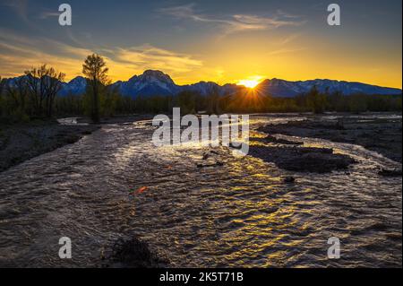 Sonnenuntergang über dem Bach im Wald der Grand Teton Mountains in Wyoming Stockfoto