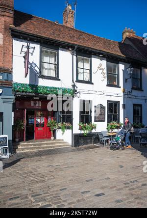 Außenansicht der Snug Bar St Albans, einem Pub, einer Cocktailbar und einem Restaurant im Fleur de Lys. French Row, St Albans, Hertfordshire, England, Großbritannien Stockfoto