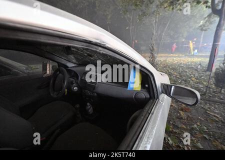 Saporischschschja, Ukraine. 10. Oktober 2022. SAPORISCHSCHSCHJA, UKRAINE - 10. OKTOBER 2022 - Ein Auto, das infolge eines russischen Raketenanschlags, Saporischschschja, im Südosten der Ukraine, beschädigt wurde. Kredit: Ukrinform/Alamy Live Nachrichten Stockfoto