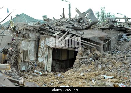 Nicht exklusiv: SAPORISCHSCHSCHJA, UKRAINE - 09. OKTOBER 2022 - Ein Privathaus, das durch den Beschuss der russischen Truppen, Saporischschschja, südlich, zerstört wurde Stockfoto