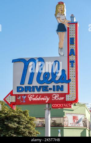Mel’s Drive-in auf der North Highland Avenue in Hollywood, Los Angeles, CA vor dem Max Factor Building. Stockfoto