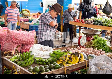 El Santurio, Antioquia - Kolumbien. 26. Juni 2022. Traditioneller Marktplatz der kolumbianischen Stadt, wo Obst und Gemüse sind Stockfoto