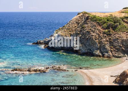 Der sauberste und absolut einsame kleine Strand in Sithonia Cape mit feinem Sand, Untiefen und tränenklarem Wasser, Ägäis, Toroni, CH Stockfoto