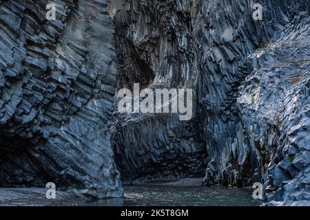 Dramatische vulkanische Basaltsteinformationen in der Gola dell'Alcantara, einer tiefen Flussschlucht oder Lavaschlucht in der Nähe von Taormina im Osten Siziliens, Italien Stockfoto