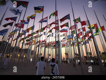 2022-10-06 17:30:21 Foto aufgenommen am 06. Oktober 2022. Die Menschen fotografieren Flaggen, die vom Staat Katar akkreditierte diplomatische Missionen repräsentieren, während sie vor dem FIFA-Fußballwettbewerb 2022 an der neuen Flag Plaza an der Doha corniche in Doha - Katar fliegen. niederlande aus - belgien aus Stockfoto