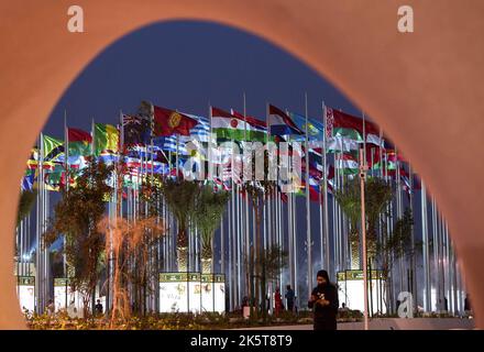 2022-10-06 17:36:45 Foto aufgenommen am 06. Oktober 2022. Die Menschen fotografieren Flaggen, die vom Staat Katar akkreditierte diplomatische Missionen repräsentieren, während sie vor dem FIFA-Fußballwettbewerb 2022 an der neuen Flag Plaza an der Doha corniche in Doha - Katar fliegen. niederlande aus - belgien aus Stockfoto