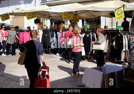 Markttag in locorotondo, apulien, süditalien Stockfoto