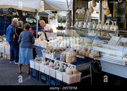 Markttag in locorotondo, apulien, süditalien Stockfoto