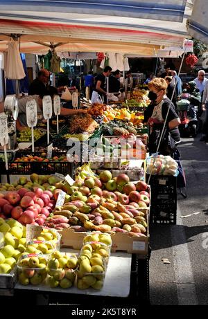 Markttag in locorotondo, apulien, süditalien Stockfoto