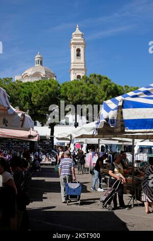 Markttag in locorotondo, apulien, süditalien Stockfoto