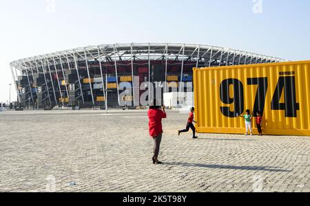 2022-10-07 15:06:32 Foto aufgenommen am 07. Oktober 2022. Die Menschen fotografieren vor dem Stadion 974 in Doha - Katar. Vor der FIFA 2022 Fußball-Weltmeisterschaft. niederlande aus - belgien aus Stockfoto