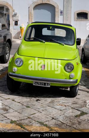 Helles grünes Original fiat 500 Auto geparkt in der Straße, locorotondo, apulien, süditalien Stockfoto