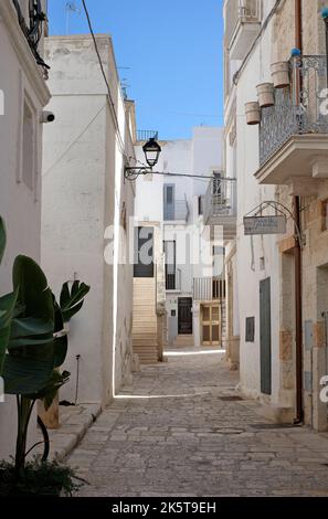 Straßenszene in polignano a Mare, apulien, süditalien Stockfoto