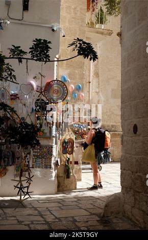 Straßenszene in polignano a Mare, apulien, süditalien Stockfoto