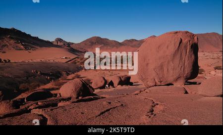 Boulderlandschaft bei Djanet Tassili, Algerien Stockfoto